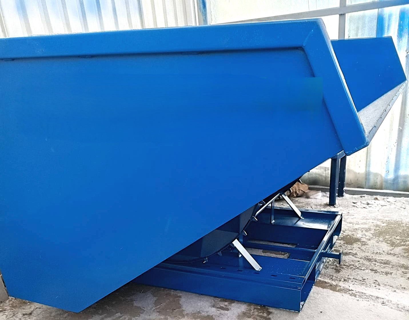 Металлические контейнеры для склада: критерии подбора и преимущества